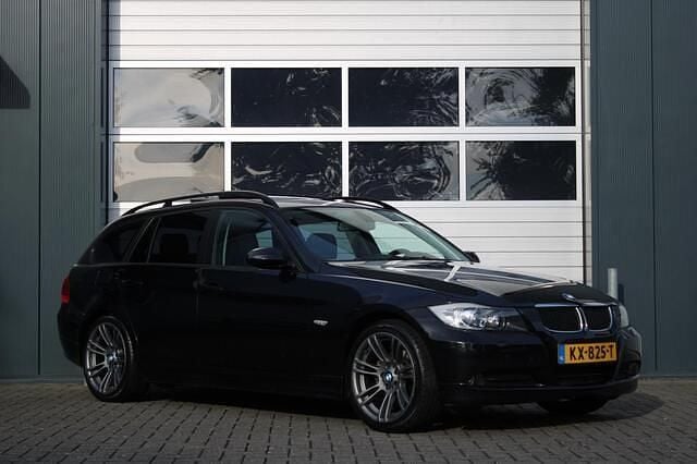 Zwart Gebruikt 2006 BMW 318 Executive Stationwagen | € 5.499 (Eerlijke prijs) - Afbeelding 1/4
