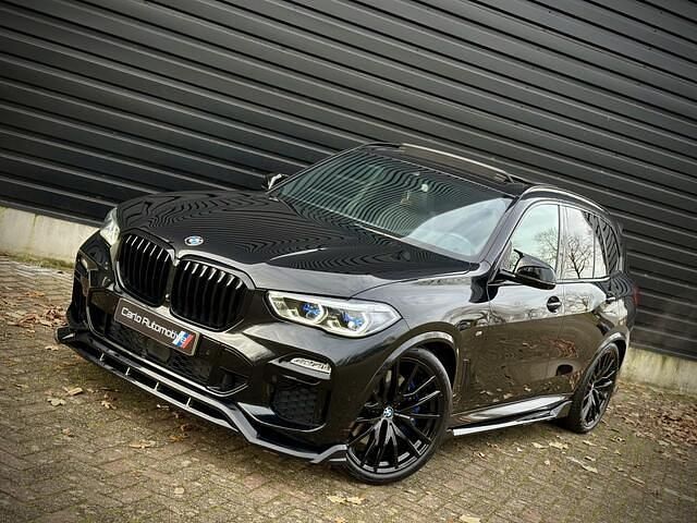 Zwart / black sapphire metallic (475) Occasion 2020 BMW X5 M Performance SUV | € 52.950 - Afbeelding 1/4