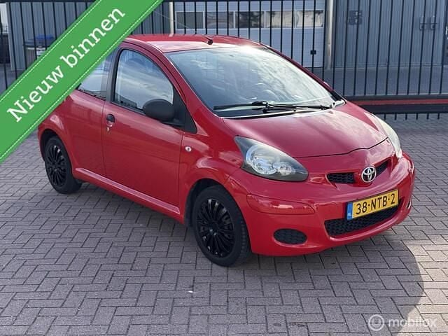 Rood Gebruikt 2010 Toyota Aygo Hatchback | € 1.950 (Goede deal) - Afbeelding 1/4