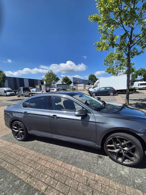 Grijs Gebruikt 2015 VW Passat Comfortline Sedan | € 12.500 (Iets duurder) - Afbeelding 1/4