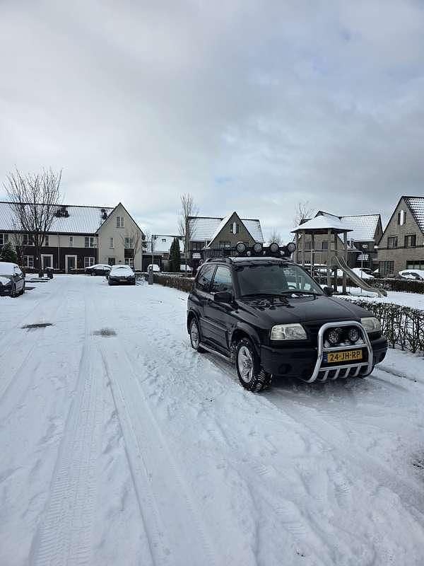 Zwart Occasion 2002 Suzuki Grand Vitara SUV | € 4.500 (Eerlijke prijs) - Afbeelding 1/4