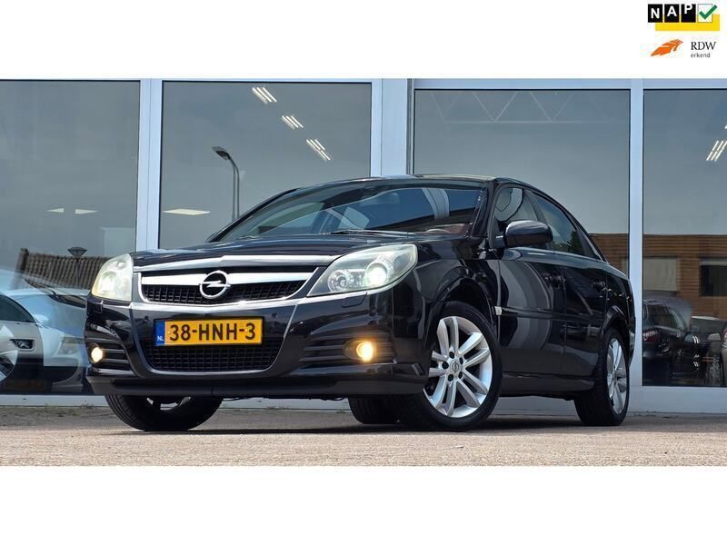 Zwart Gebruikt 2009 Opel Vectra Executive Hatchback | € 4.744 (Iets duurder) - Afbeelding 1/3
