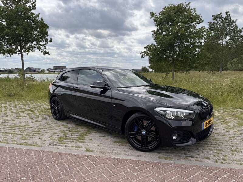 Zwart Gebruikt 2018 BMW 118 Shadowline Hatchback | € 18.950 (Eerlijke prijs) - Afbeelding 1/4