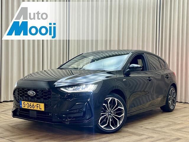 Zwart (metallic) Gebruikt 2023 Ford Focus ST-Line Hatchback | € 16.950 (Eerlijke prijs) - Afbeelding 1/4