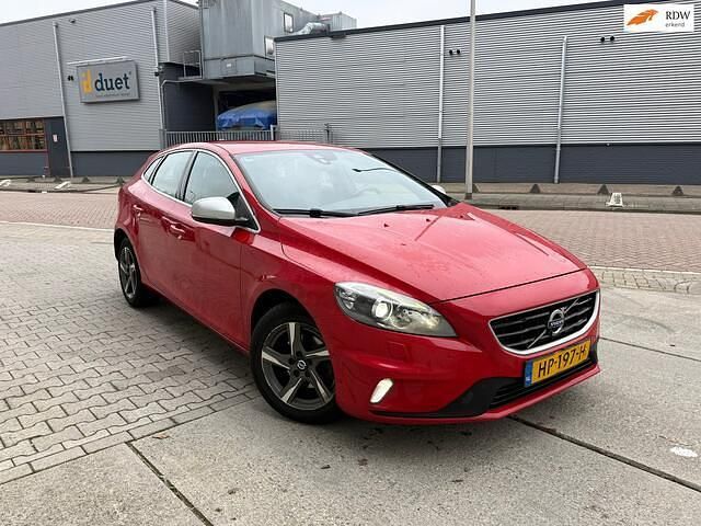 Rood Occasion 2015 Volvo V40 Business Edition Hatchback | € 4.399 (Goede deal) - Afbeelding 1/4