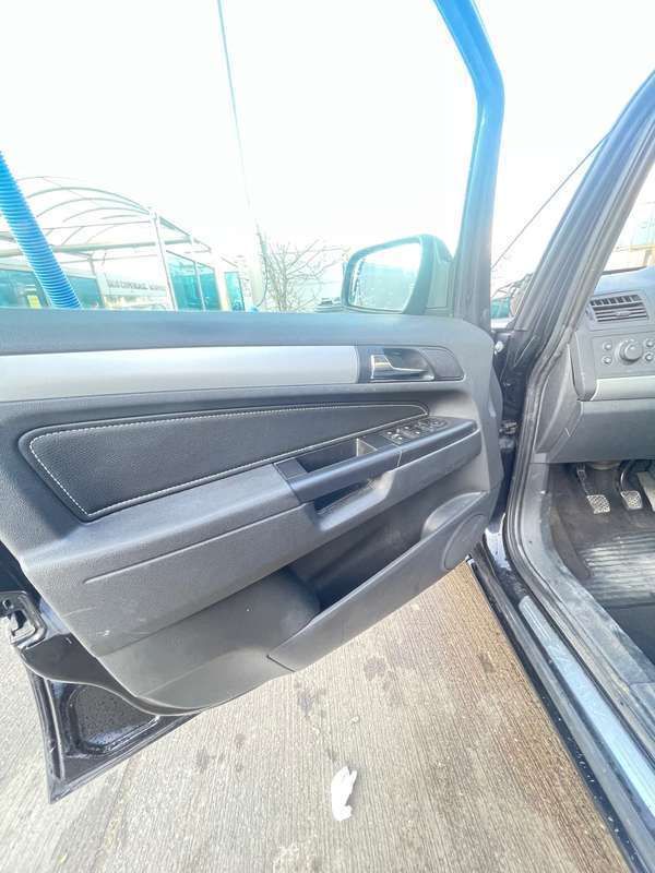 Zwart Gebruikt 2011 Opel Zafira Cosmo MPV | € 3.700 (Eerlijke prijs) - Afbeelding 1/4