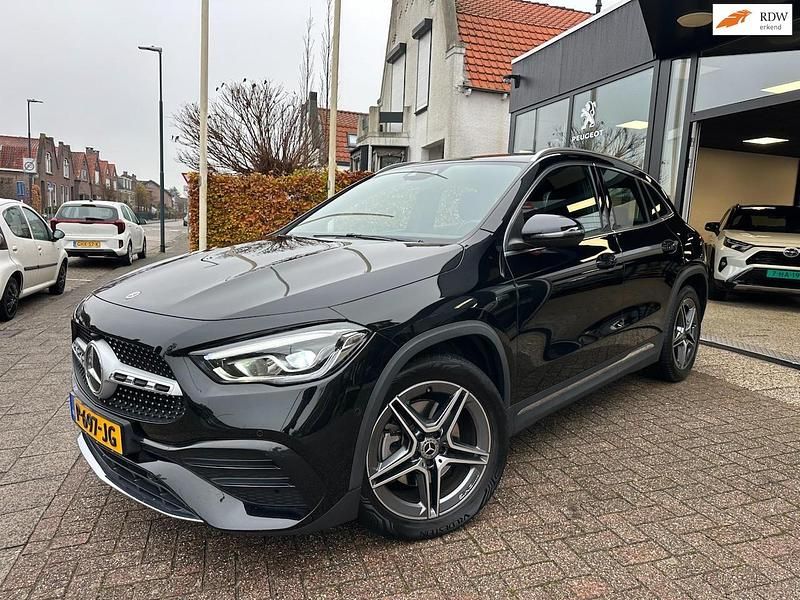 Zwart (metallic) Gebruikt 2020 Mercedes GLA250 AMG line SUV | € 29.950 (Super prijs) - Afbeelding 1/4
