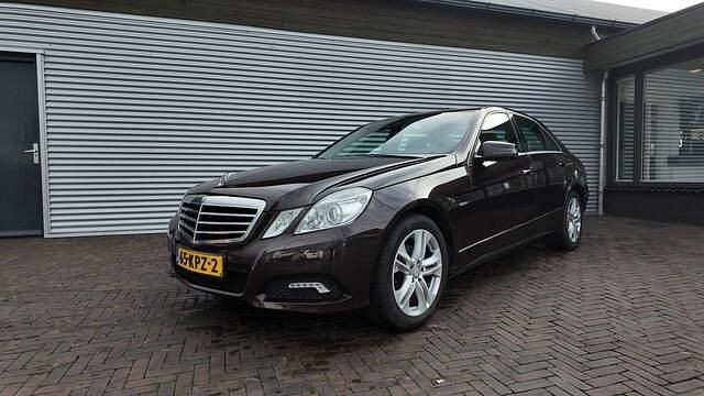 Bruin Gebruikt 2010 Mercedes E200 Avantgarde Sedan | € 10.985 (Eerlijke prijs) - Afbeelding 1/4