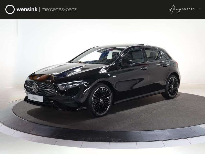 Zwart Nieuw 2025 Mercedes A250 Business Hatchback | € 50.323 (Duur) - Afbeelding 1/4