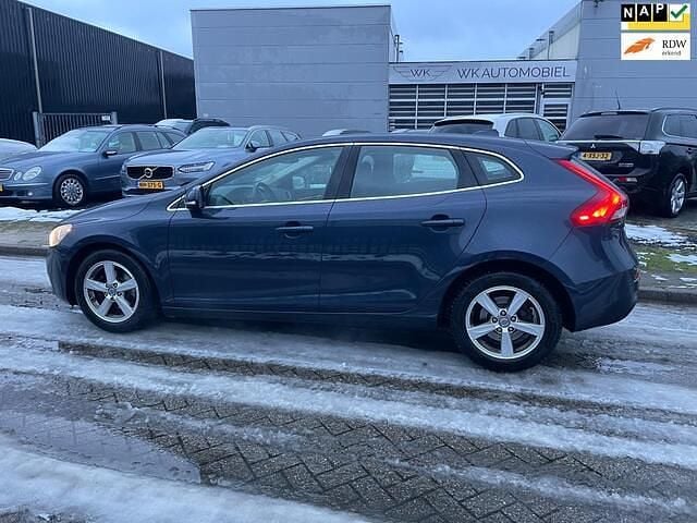 Blauw Occasion 2012 Volvo V40 Momentum Hatchback | € 3.950 (Eerlijke prijs) - Afbeelding 1/4