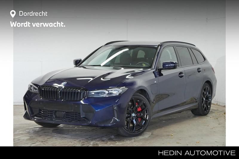 Blauw Gebruikt 2025 BMW 330e M Sport Stationwagen | € 59.895 (Eerlijke prijs) - Afbeelding 1/4