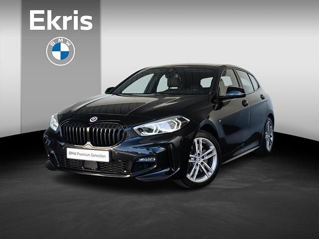 Zwart (metallic) Gebruikt 2022 BMW 120 Executive Hatchback | € 30.900 (Eerlijke prijs) - Afbeelding 1/4