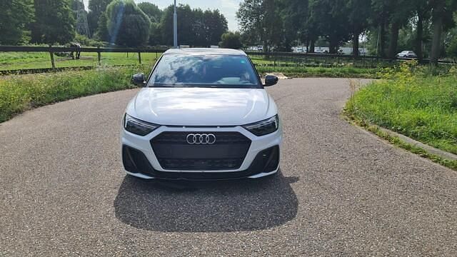 Wit Gebruikt 2023 Audi A1 Sportback S-Line Hatchback | € 24.750 (Eerlijke prijs) - Afbeelding 1/4