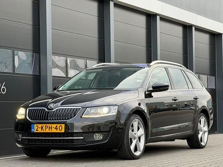 Zwart Gebruikt 2013 Skoda Octavia Stationwagen | € 6.450 (Eerlijke prijs) - Afbeelding 1/4