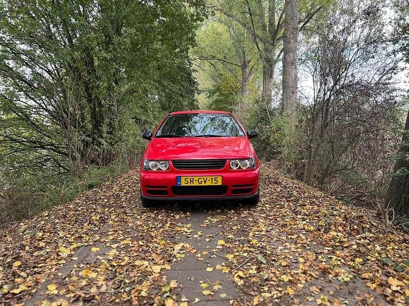 Rood Gebruikt 1998 VW Polo Hatchback | € 1.000 (Goede deal) - Afbeelding 1/4
