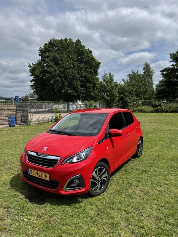 Rood Gebruikt 2016 Peugeot 108 Allure Hatchback | € 8.250 (Goede deal) - Afbeelding 1/4