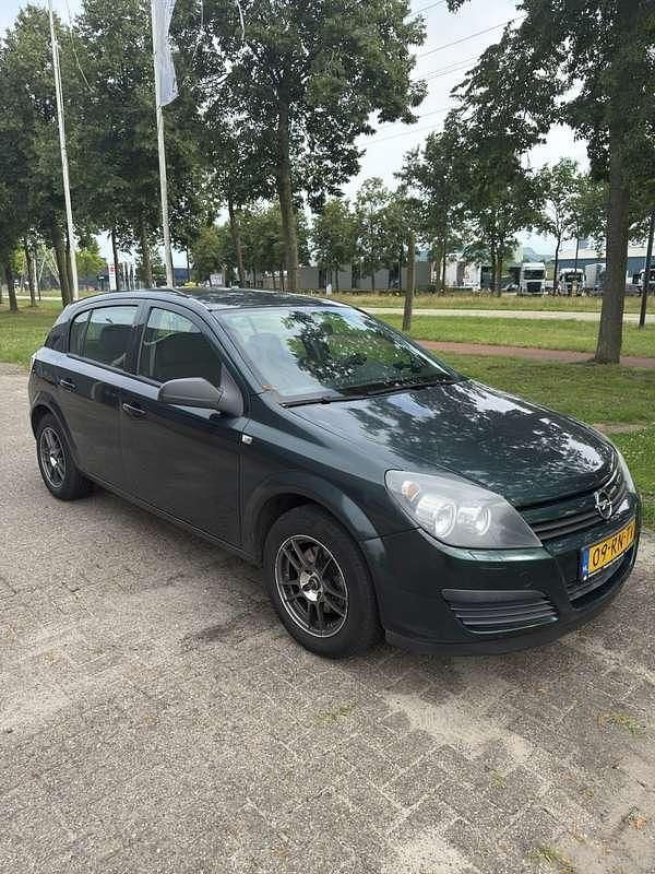 Groen Gebruikt 2005 Opel Astra Essentia Hatchback | € 1.150 (Goede deal) - Afbeelding 1/4
