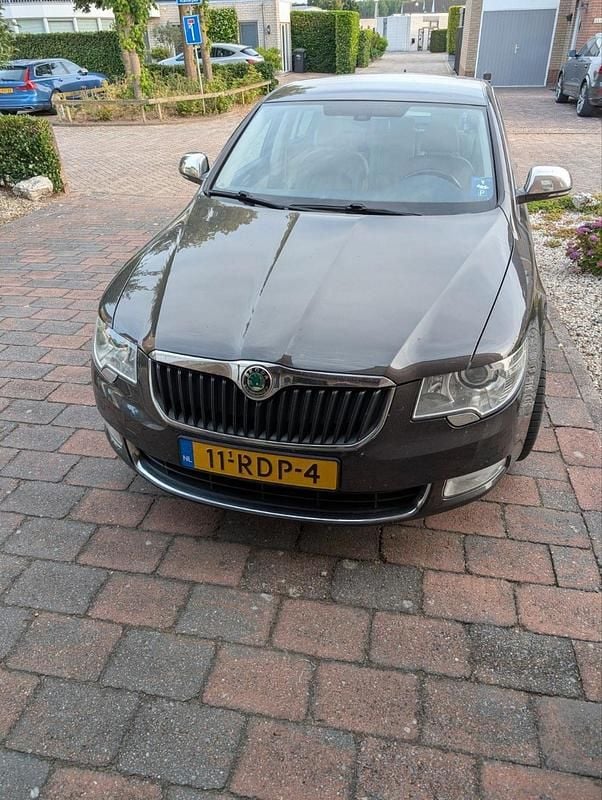 Bruin Gebruikt 2011 Skoda Superb Business Line Hatchback | € 6.250 (Eerlijke prijs) - Afbeelding 1/4