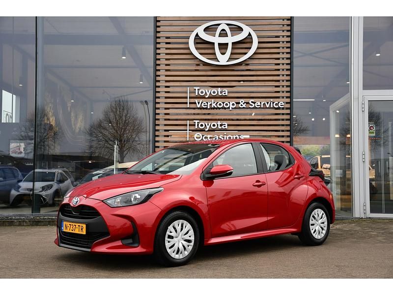Rood Occasion 2022 Toyota Yaris Active Hatchback | € 20.499 (Eerlijke prijs) - Afbeelding 1/4
