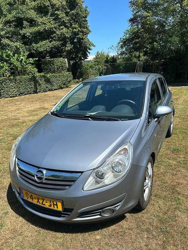Grijs Gebruikt 2007 Opel Corsa Enjoy MPV | € 1.900 (Eerlijke prijs) - Afbeelding 1/4