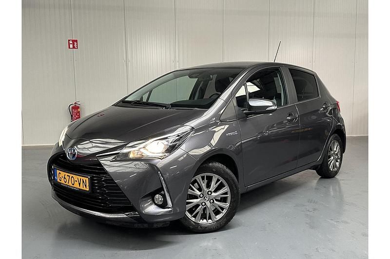 Grijs Gebruikt 2019 Toyota Yaris Hybrid Hatchback | € 16.799 (Super prijs) - Afbeelding 1/1