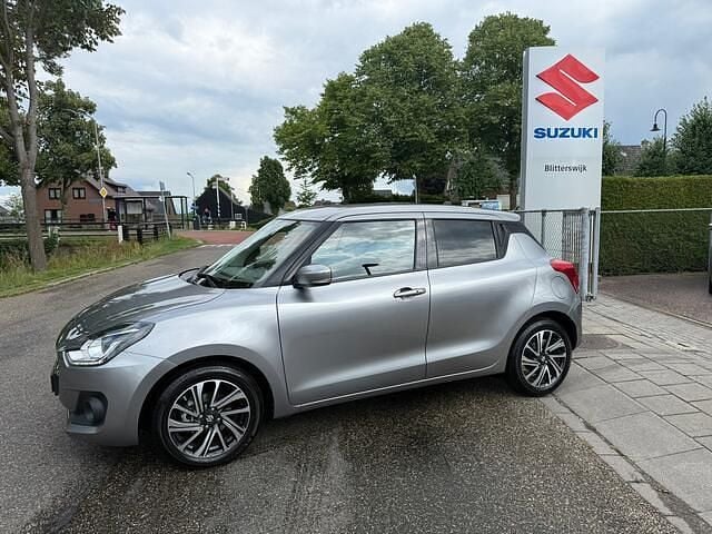 Grijs Gebruikt 2024 Suzuki Swift Style Hatchback | € 22.850 (Eerlijke prijs) - Afbeelding 1/4