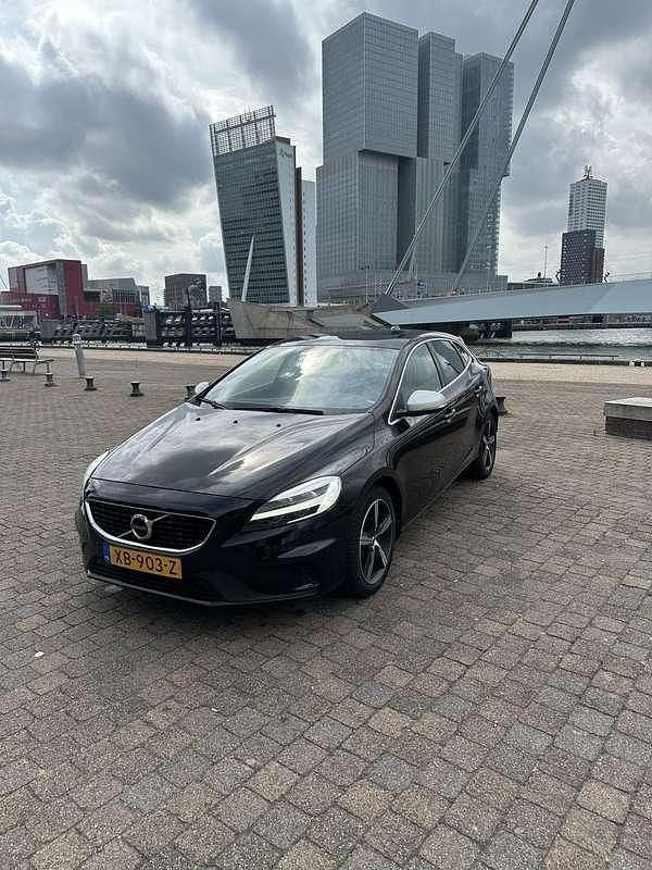 Zwart Gebruikt 2018 Volvo V40 Stationwagen | € 18.500 (Eerlijke prijs) - Afbeelding 1/4