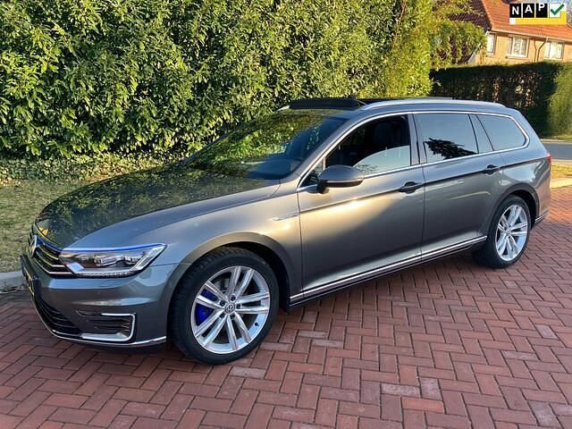 Grijs (metallic) Occasion 2016 VW Passat Highline Stationwagen | € 10.950 (Goede deal) - Afbeelding 1/4
