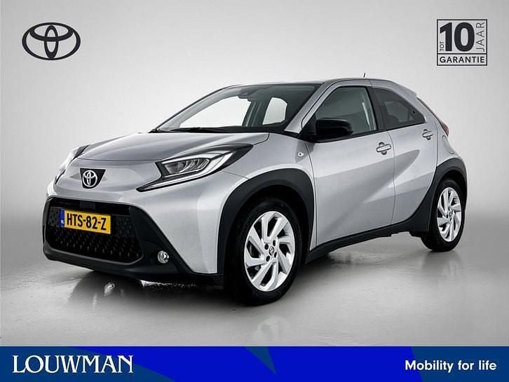 Grijs metallic Gebruikt 2023 Toyota Aygo X SUV | € 17.495 - Afbeelding 1/4