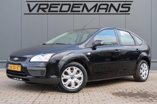 Zwart, metallic lak Gebruikt 2008 Ford Focus Trend Hatchback | € 1.450 (Goede deal) - Afbeelding 1/4