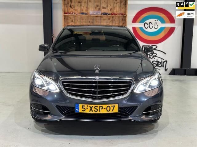 Grijs Gebruikt 2013 Mercedes E200 Avantgarde Sedan | € 18.950 (Eerlijke prijs) - Afbeelding 1/4