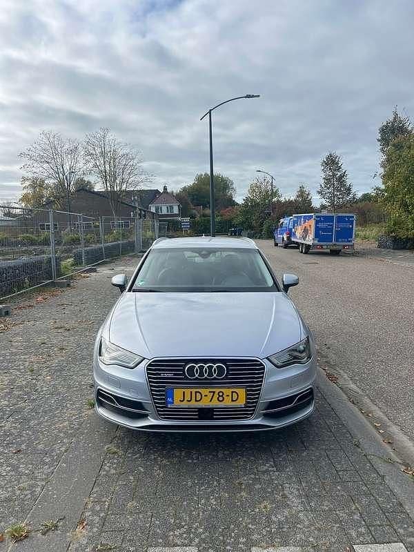 Grijs Gebruikt 2016 Audi A3 Hatchback | € 15.750 (Goede deal) - Afbeelding 1/4