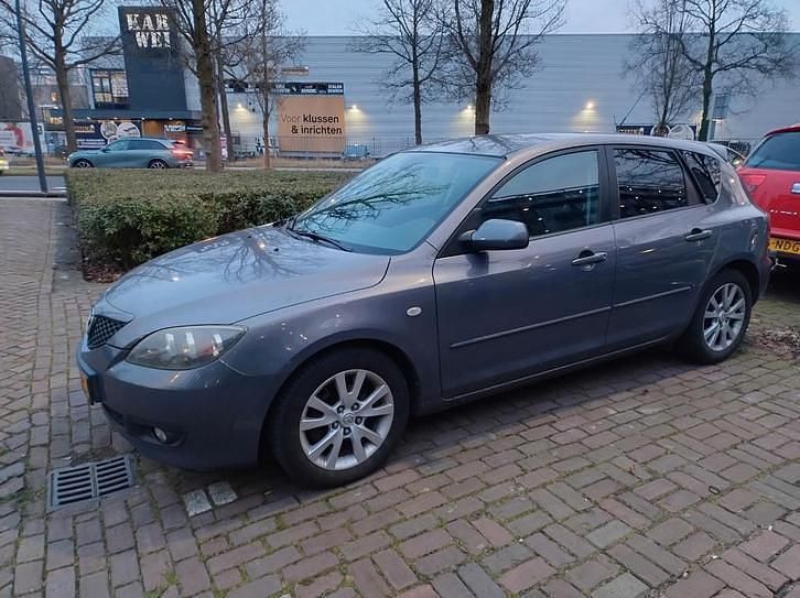 Grijs Occasion 2006 Mazda 3 Touring Hatchback | € 1.750 (Eerlijke prijs) - Afbeelding 1/4