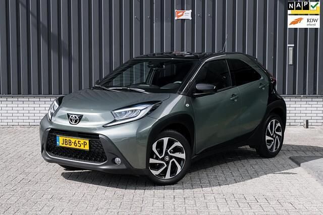 Groen Gebruikt 2023 Toyota Aygo Premium Hatchback | € 20.950 (Eerlijke prijs) - Afbeelding 1/4