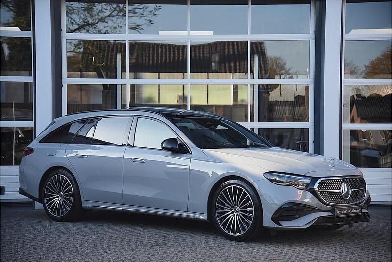 Grijs Gebruikt 2024 Mercedes E300 AMG line Stationwagen | € 68.875 - Afbeelding 1/4