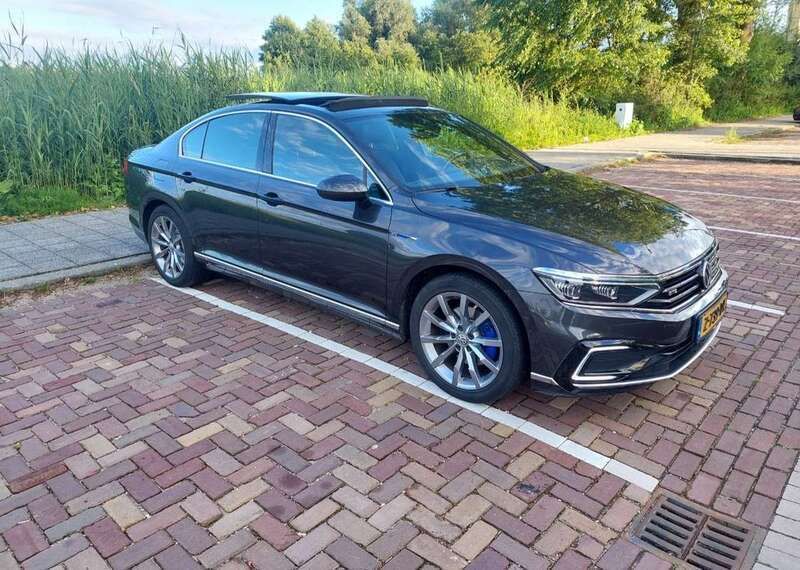 Grijs Gebruikt 2020 VW Passat GTE Sedan | € 30.990 - Afbeelding 1/4