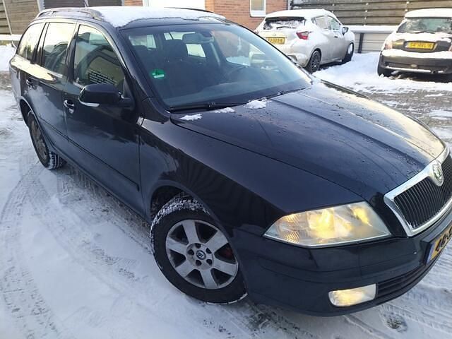 Zwart (metallic) Occasion 2006 Skoda Octavia Elegance Stationwagen | € 1.199 (Super prijs) - Afbeelding 1/4
