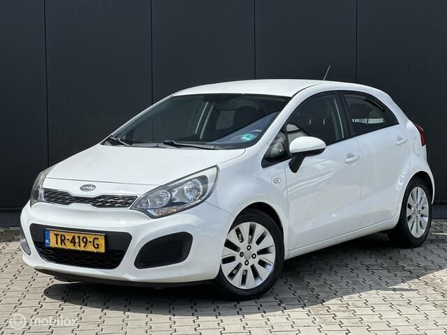 Wit Gebruikt 2012 Kia Rio Plus Hatchback | € 5.998 (Eerlijke prijs) - Afbeelding 1/4