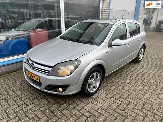 Grijs (metallic) Occasion 2006 Opel Astra Essentia Hatchback | € 1.950 (Goede deal) - Afbeelding 1/4