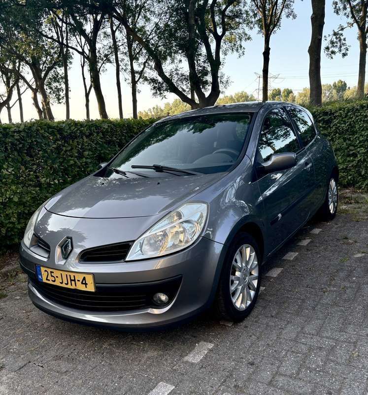 Gebruikt 2009 Renault Clio II Dynamique Sedan | € 2.600 (Eerlijke prijs) - Afbeelding 1/4