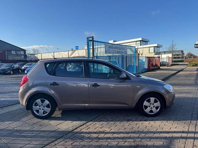 Occasion Kia Ceed 109 PK (80 kW) 2009 Geel (metallic) Hatchback