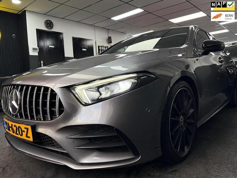 Grijs (metallic) Occasion 2019 Mercedes A180 AMG line Hatchback | € 23.749 (Iets duurder) - Afbeelding 1/4
