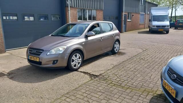 Beige Gebruikt 2007 Kia Ceed Hatchback | € 1.499 - Afbeelding 1/4
