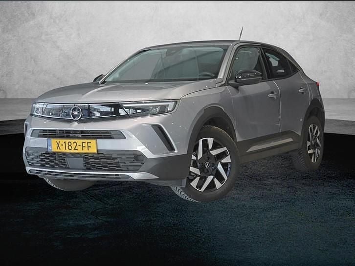 Grijs Gebruikt 2023 Opel Mokka S SUV | € 23.420 (Eerlijke prijs) - Afbeelding 1/4