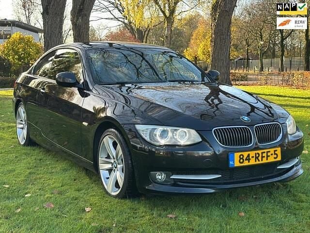 Zwart (metallic) Gebruikt 2011 BMW 335 Coupé | € 14.950 (Eerlijke prijs) - Afbeelding 1/4
