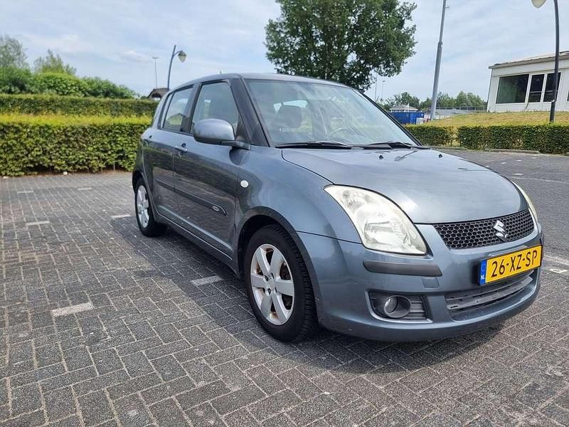 Grijs Gebruikt 2007 Suzuki Swift Hatchback | € 3.750 (Eerlijke prijs) - Afbeelding 1/4