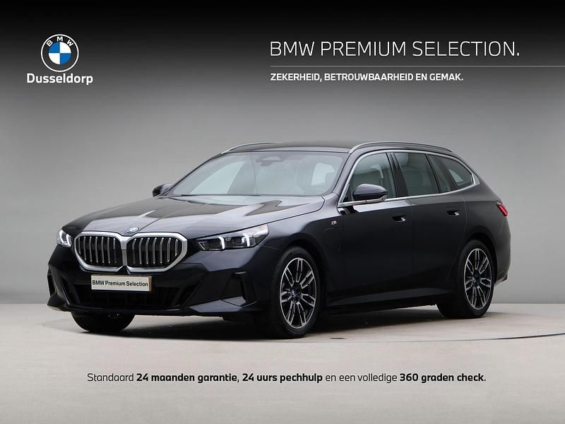 Zwart Occasion 2024 BMW 530e Comfort Edition Stationwagen | € 59.850 (Eerlijke prijs) - Afbeelding 1/4
