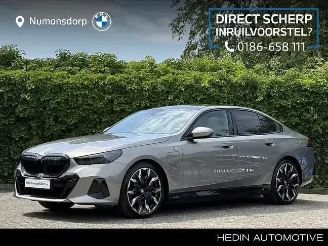 Grijs Gebruikt 2024 BMW 550e M Sport Sedan | € 87.895 (Eerlijke prijs) - Afbeelding 1/3