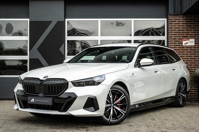 Wit, metallic lak Gebruikt 2024 BMW 530e M Sport Stationwagen | € 71.900 - Afbeelding 1/4