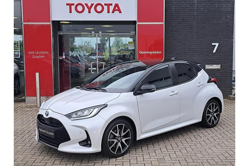 Wit Gebruikt 2022 Toyota Yaris Hybrid Executive Hatchback | € 24.999 (Iets duurder) - Afbeelding 1/1